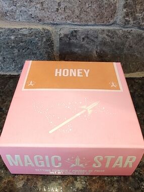 Jeffree Star Magic Star Setting Powder in Honey - Pink & Gold Box